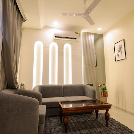 The Meera Hotel Уджайн Екстериор снимка