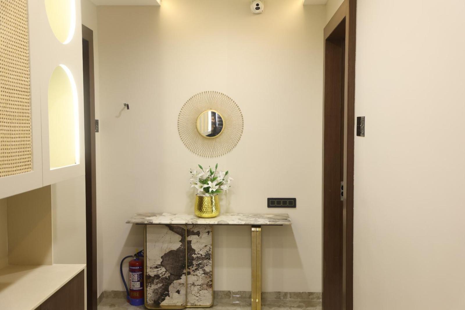 The Meera Hotel Уджайн Екстериор снимка