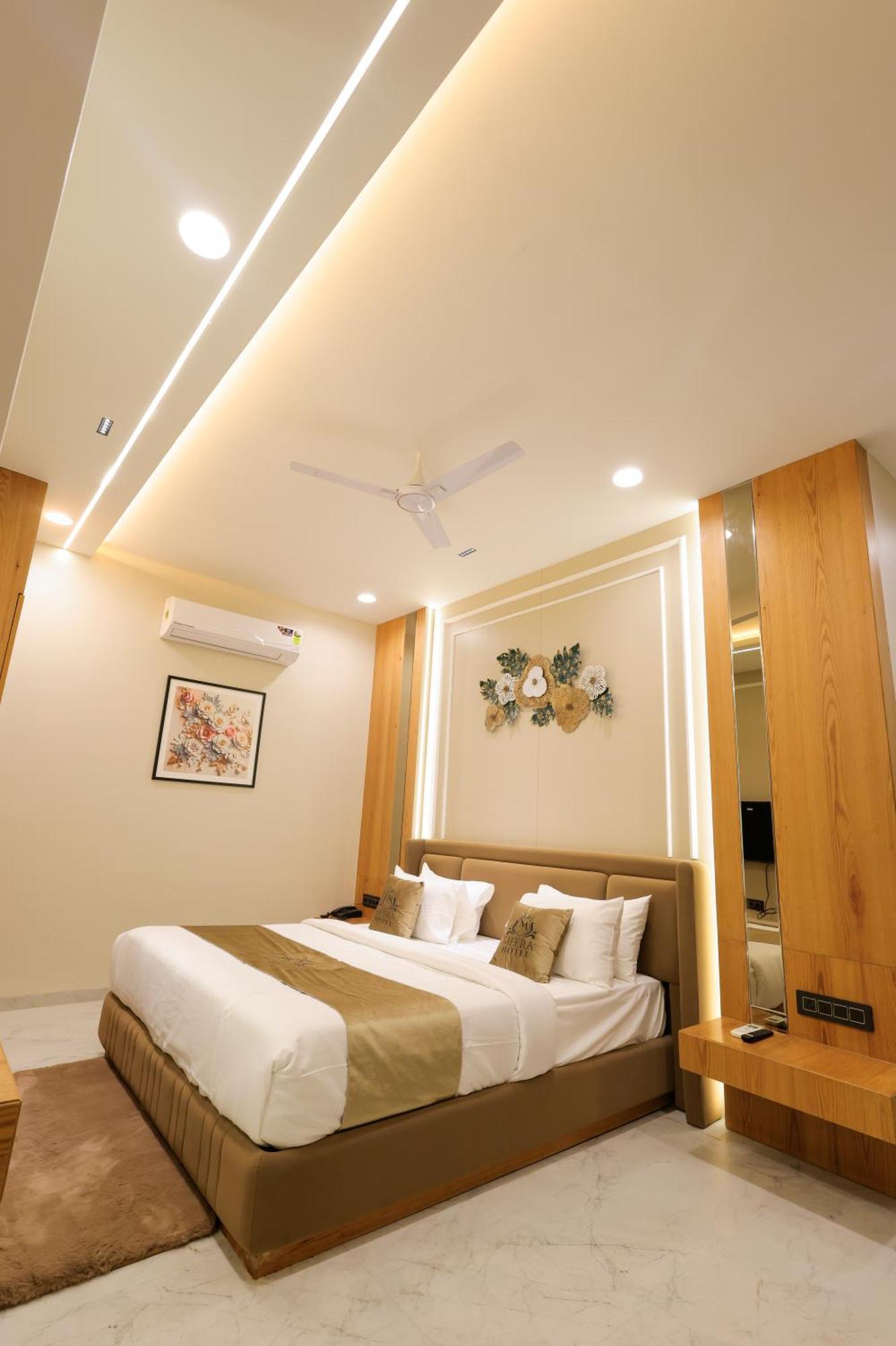 The Meera Hotel Уджайн Екстериор снимка