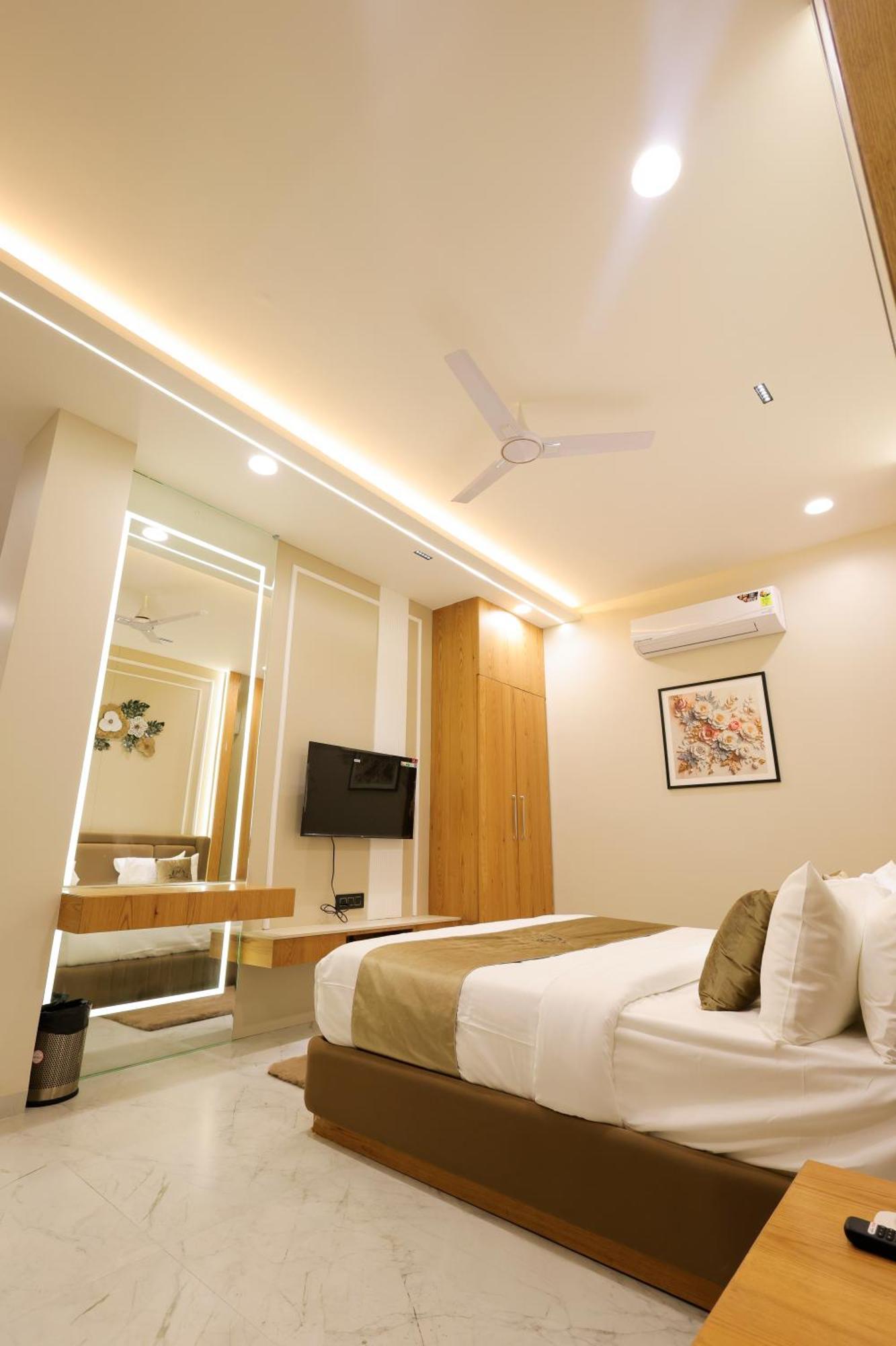 The Meera Hotel Уджайн Екстериор снимка