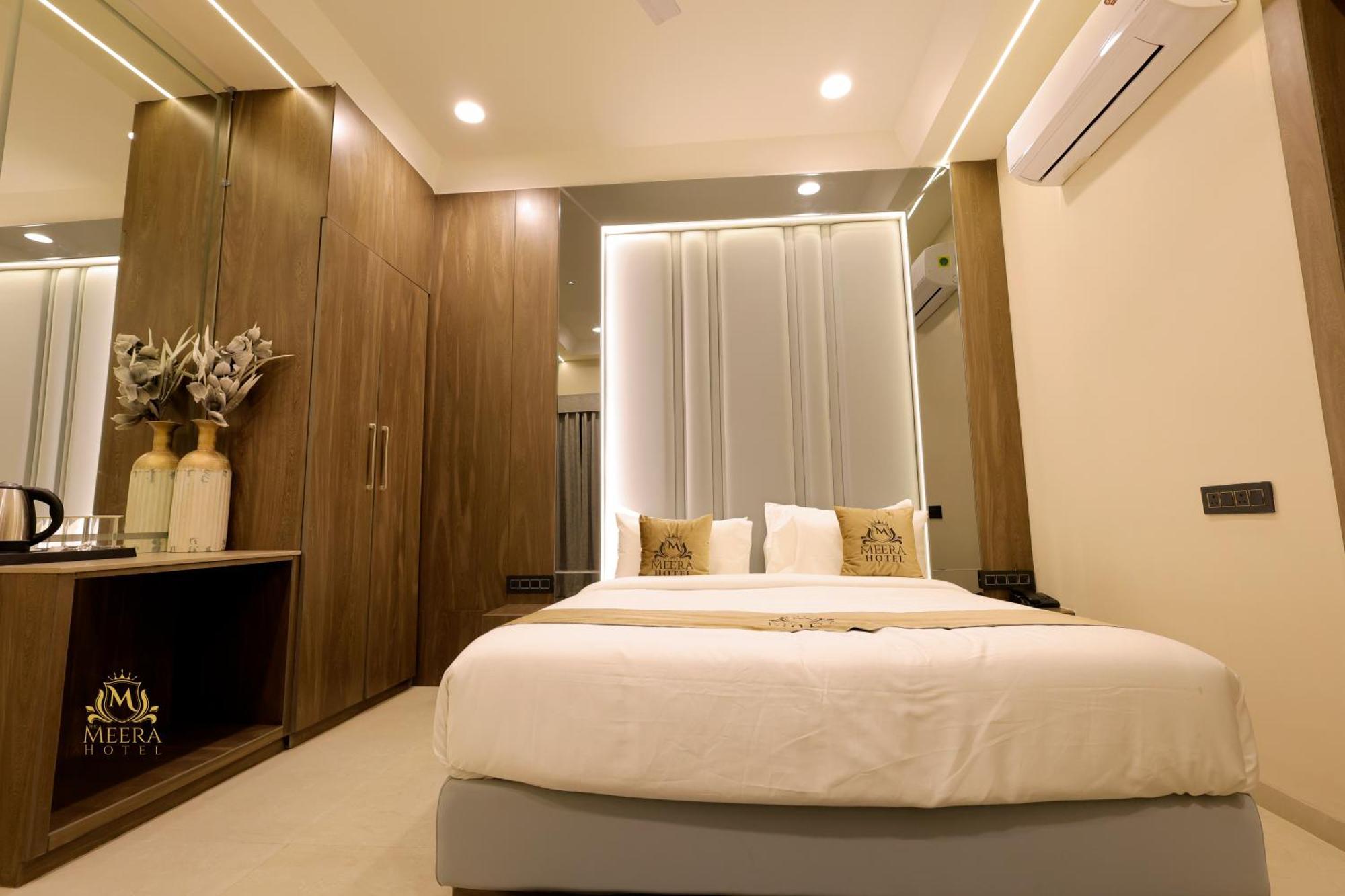 The Meera Hotel Уджайн Екстериор снимка