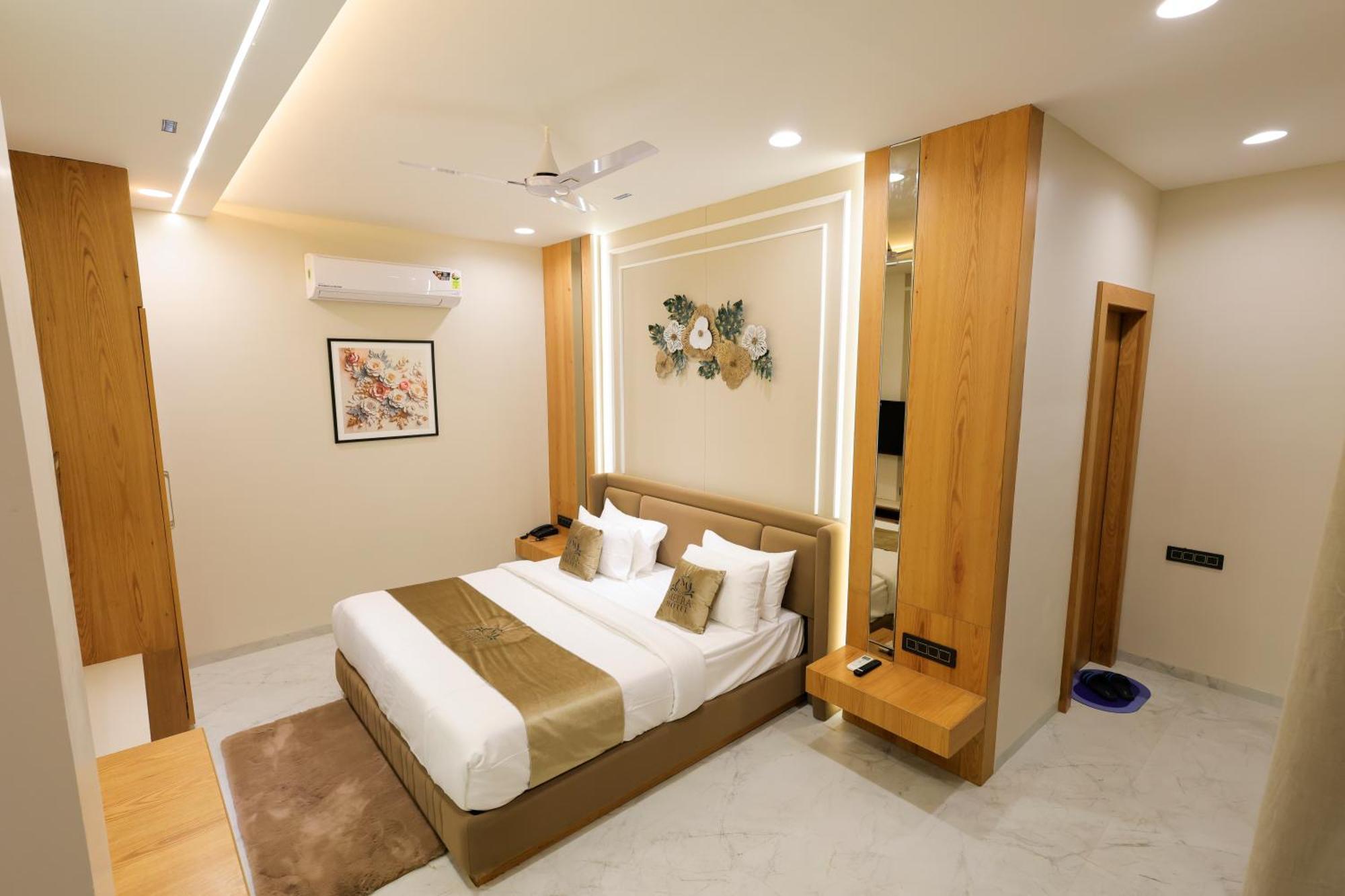 The Meera Hotel Уджайн Екстериор снимка